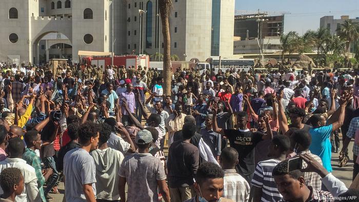تواصل الاعتصام أمام مقر القيادة العامة وسط انتشار للجيش السوداني أخبار Dw عربية أخبار عاجلة ووجهات نظر من جميع أنحاء العالم Dw 08 04 2019