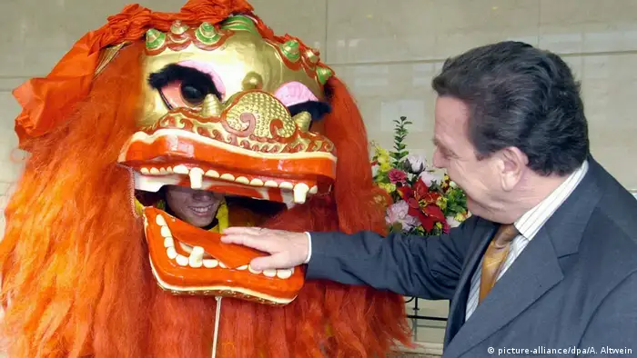 У 2003 році тодішній канцлер ФРН Ґергард Шредер ще не боявся китайського дракона