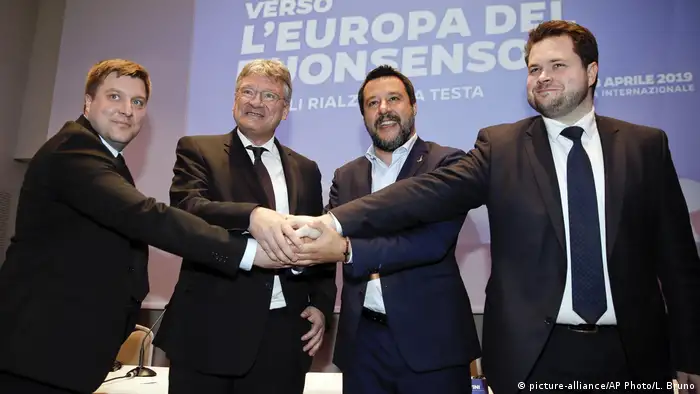 Avrupa Parlamentosu'nda grup kurma seçeneğini görüşmek üzere Salvini'nin (soldan üçüncü) aralarında olduğu Avrupalı siyasiler geçen ay Milano'da bir araya gelmişti