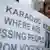 «کاراجیچ، مفقودالاثرها کجا هستند؟» - صحنه‌ای از تظاهرات در برابر دادگاه لاهه در روز ۲۶ اکتبر