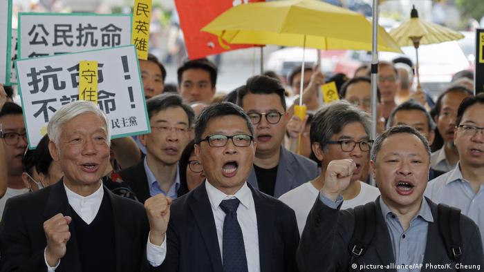 Benny Tai (vorne rechts) während der Regenschirm-Proteste 2014