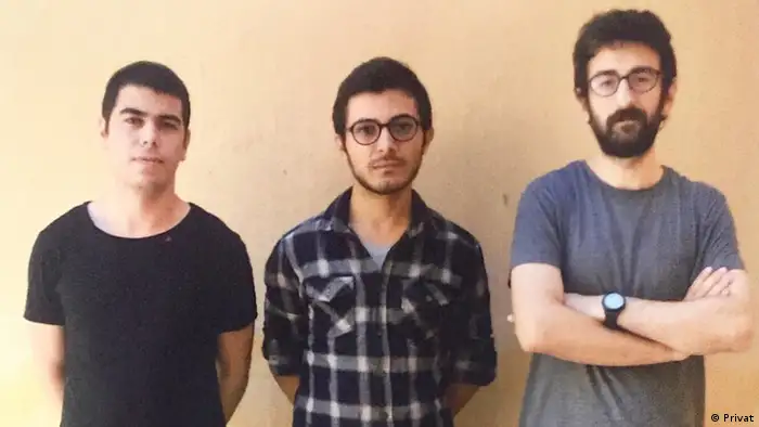 (Soldan sağa) Mahir Mete Kul, Baki Can Işık ve Berkay Ustabaş'ın Kırklareli Cezaevi'nde çektirdiği bir fotoğraf 