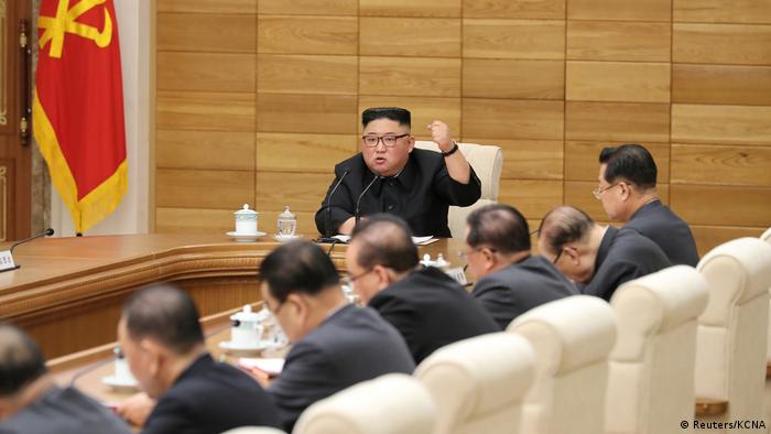 Der nordkoreanische Machthaber Kim Jong Un vor dem Zentralkommittee