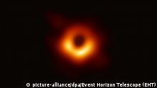 Науковці вперше показали зображення чорної діри