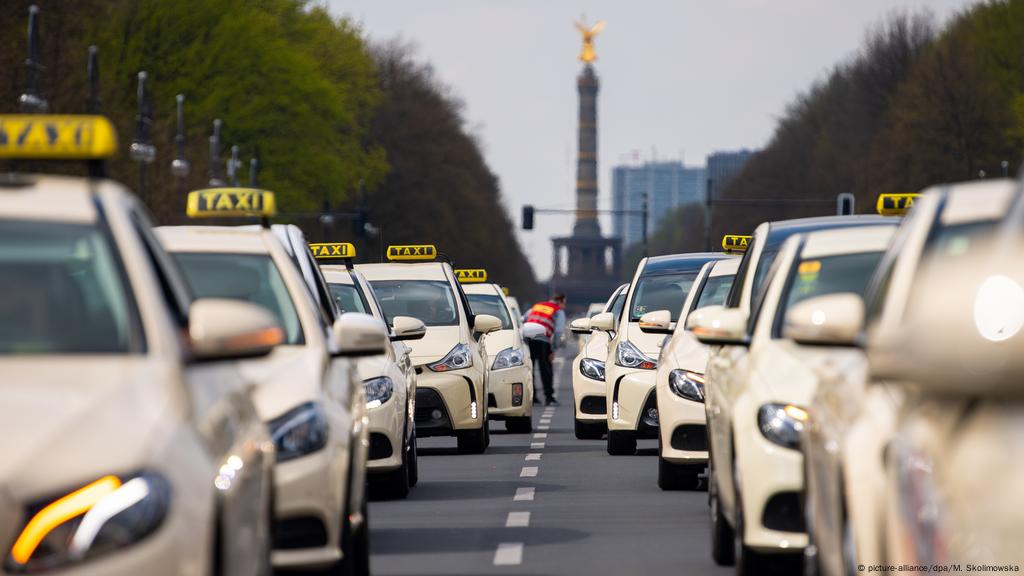 Germanyu2032s taxi drivers protest Uber deregulation plans  News  DW 