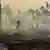 Imagem de bombeiro em meio a floresta queimada no Maranhão, cheia de fumaça e focos de incêndio