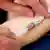 Ein Mediziner entnimmt Blut aus der Arm-Vene eines Patienten 