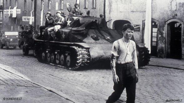 junger Mann vor russischem Panzer - Szene aus Die Brücke (Foto: KINOWELT)