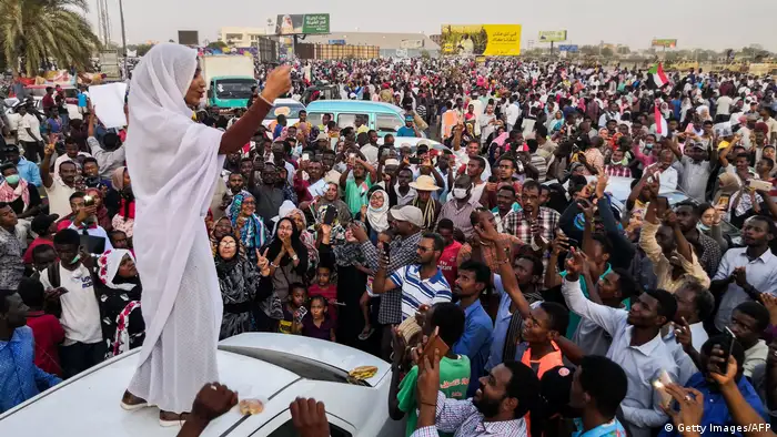 Sudan - Alaa Salah - Die Sudanesin führt Proteste gegen Präsident Omar al-Bashir an (Getty Images/AFP)