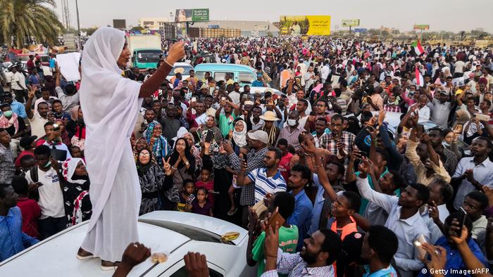 Sudan - Alaa Salah - Die Sudanesin führt Proteste gegen Präsident Omar al-Bashir an