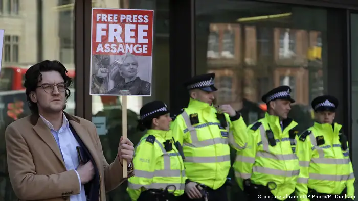 England Protest Unterstützer Julian Assange