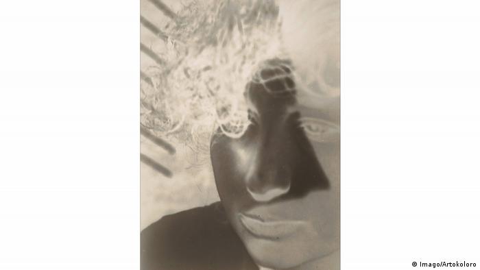 negative print of Lucia Moholy (Imago/Artokoloro)