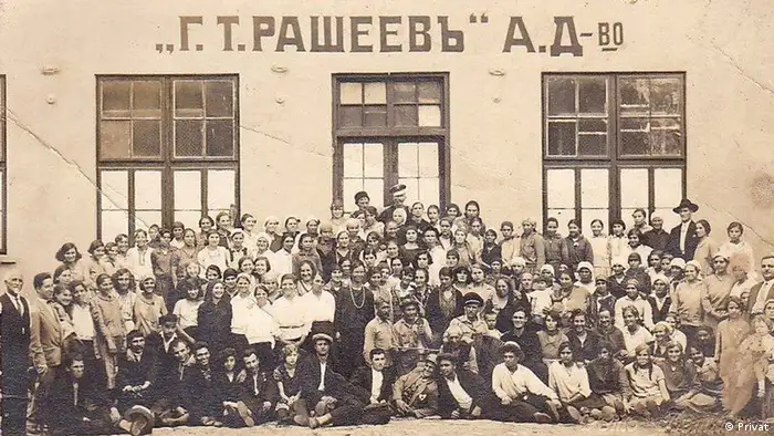 Bulgarien Gabrovo - Rascheev AG Mitarbeiter vor Fabrikgebäude in den 1930er Jahren