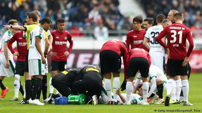 Bundesliga: Hannover 96 v Mönchengladbach - Lars Stindl wird behandelt (Getty Images/Bongarts/R. Rose)