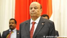 13.04.2019, Jemen, Seiyun: Abed Rabbo Mansur Hadi, Präsident des Jemen, nimmt an der ersten Sitzung des jemenitischen Parlaments seit dem Ausbruch des Krieges vor vier Jahren teil. Die Regierung wolle endlich Frieden, sagte Hadi vor dem Parlament. Foto: -/SPA/dpa +++ dpa-Bildfunk +++ |