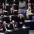 Der wiedergewählte Präsident des Bundestages Norbert Lammert (stehend) umgeben von Abgeordneten (Foto: AP)