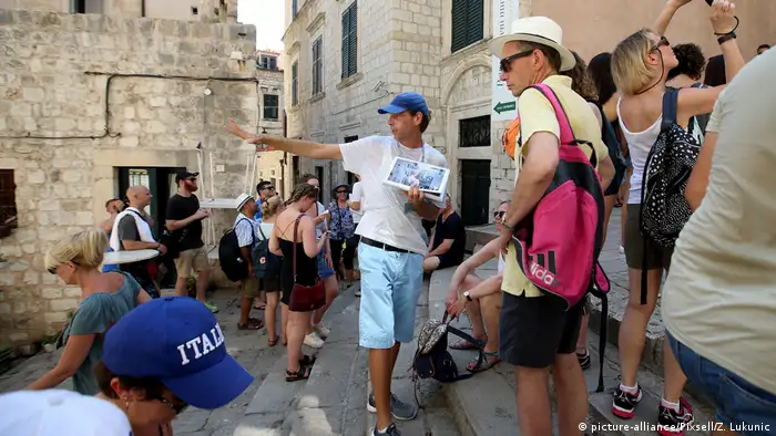 Ein Touristenführer in Dubrovnik zeigt Game of Thrones-Drehort