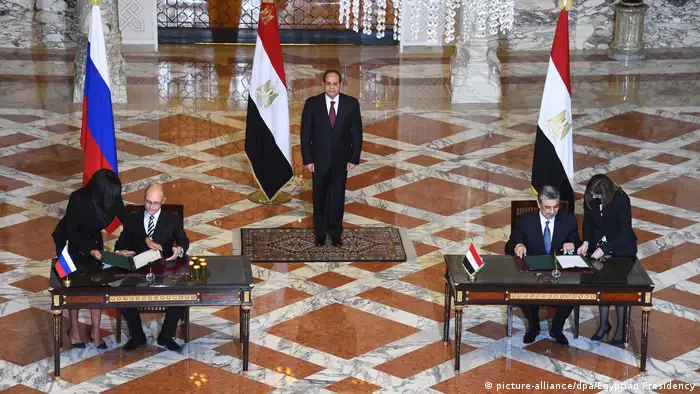 Ägypten 2015 | Vertrag mit Russland über Bau 1. Atomkraftwerk in Ägypten bei El Dabaa (picture-alliance/dpa/Egyptian Presidency)