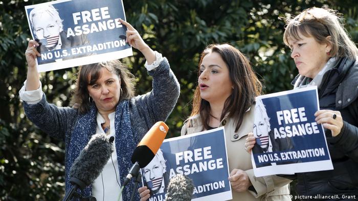 Haike Hanzel (desno), Sevim Dagdelen (u sredini) i španska evroposlanica Ana Miranda protestuju u londono 2019.