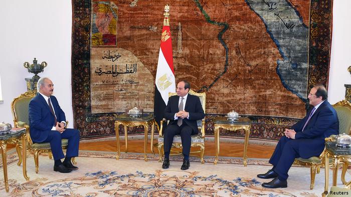 Libyscher Militärbefehlshaber Khalifa Haftar mit dem ägyptischen Präsidenten Abdel Fattah al-Sisi im Präsidentenpalast in Kairo