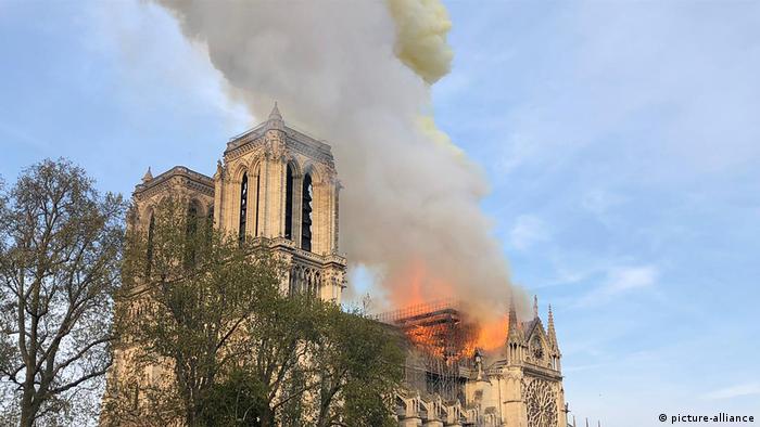 Kathedrale Notre-Dame in Paris brennt (picture-alliance)