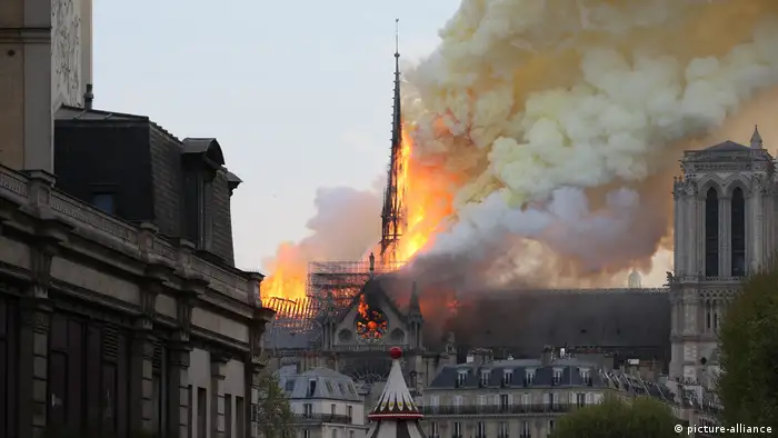 Kathedrale Notre-Dame in Paris brennt (picture-alliance)
