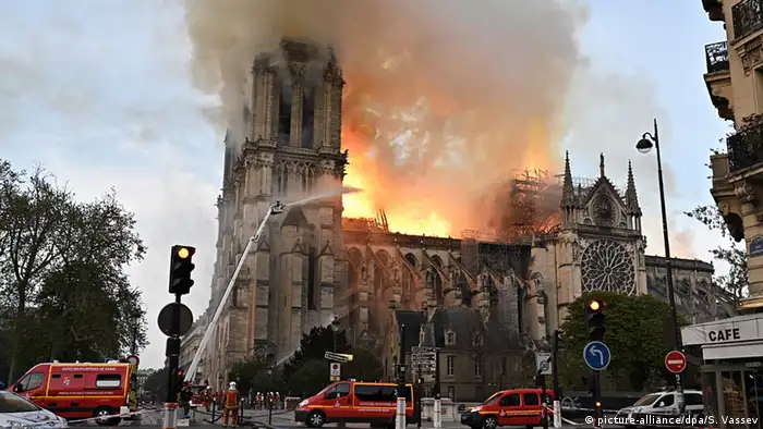 Kathedrale Notre-Dame in Paris brennt (picture-alliance/dpa/S. Vassev)