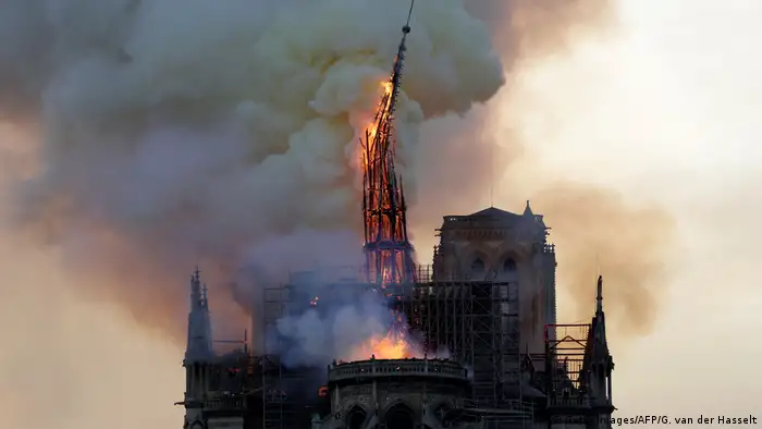 Notre Dame steeple falling down (Getty Images/AFP/G. van der Hasselt)