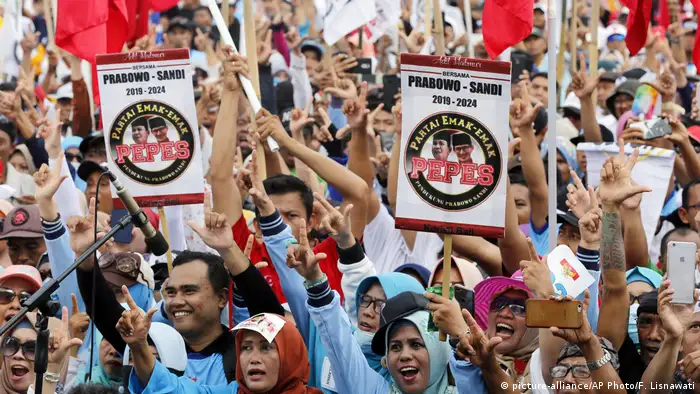 Indonesien Wahlwerbung (picture-alliance/AP Photo/F. Lisnawati)