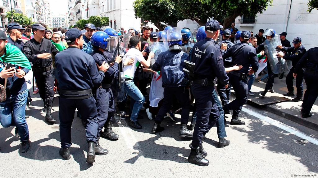 الجزائر: إيداع ثالث ناشط سياسي الحبس الاحتياطي خلال أسبوع | أخبار DW عربية  | أخبار عاجلة ووجهات نظر من جميع أنحاء العالم | DW | 19.09.2019