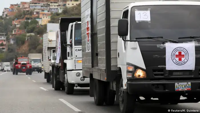 Venezuela LKWs des Roten Kreuzes mit Hilfsgütern außerhalb von Caracas (Reuters/M. Quintero)