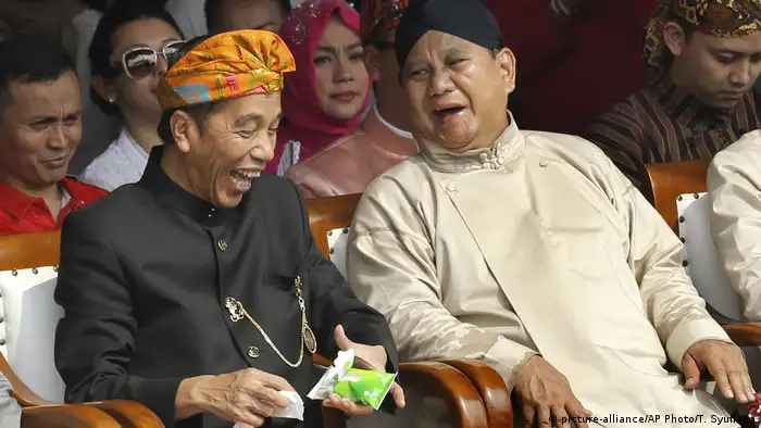 President Joko Widodo (l) and his rival Prabowo Subianto at a campaign kick-off ceremony in 2018