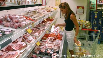 Прилавок с мясной продукцией в одном из немецких супермаркетов
