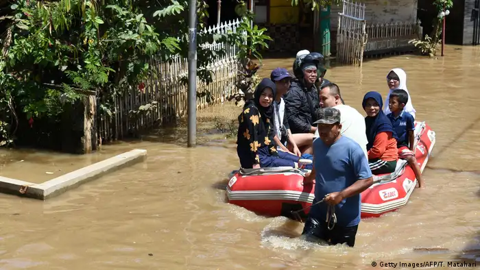 Indonesien Wahlen trotz Überschwemmung (Getty Images/AFP/T. Matahari)