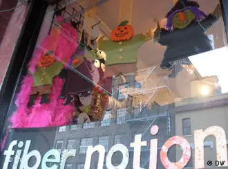纽约布鲁克林区的工艺材料店在万圣节前生意兴隆