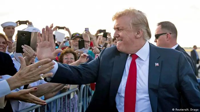 Florida Donald Trump begrüßt Anhänger