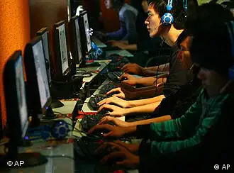 中国网民数量全球第一，政府对网民的控制亦可全球称雄