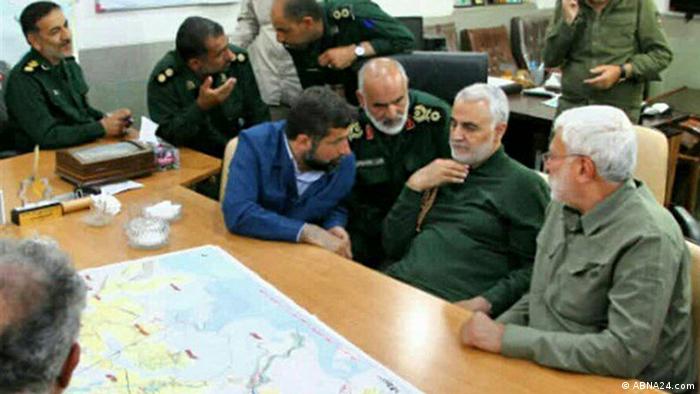 از راست: ابومهدی المهندس فرمانده ارشد حشدالشعبی، قاسم سلیمانی فرمانده نیروی قدس، احمد خادم سیدالشهدا فرمانده قرارگاه کربلای سپاه و غلامرضا شریعتی استاندار خوزستان در جلسه ستاد مدیریت بحران این استان