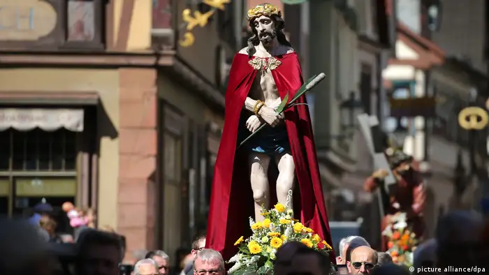 Karfreitagsprozession am 19.04.2019 in Lohr am Main. Eine Statue von Jesus wird von mehreren Menschen getragen.
