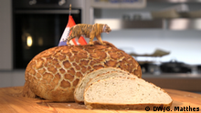 Baking Bread - DW-Korrespondent Georg Matthes backt Brote aus der EU: Niederlande (Copyright: DW)