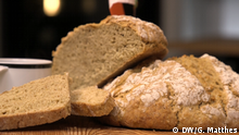 Baking Bread - DW-Korrespondent Georg Matthes backt Brote aus der EU: Irland (Copyright: DW)