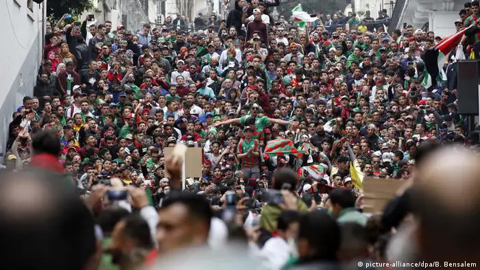 Algerien, Algier: Erneute Proteste gegen die Regierung (picture-alliance/dpa/B. Bensalem)