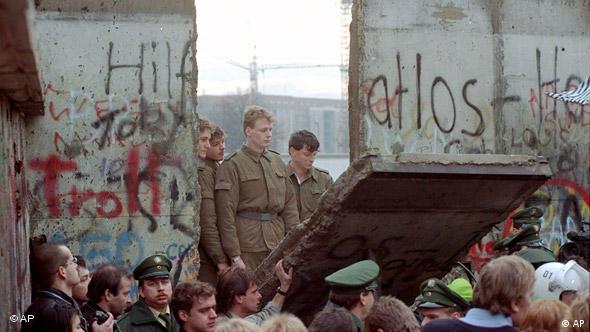 Tarihî dönüm noktası: Soğuk Savaş'ın sembolü olan Berlin Duvarı, 9 Kasım 1989'da yıkıldı