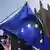Флаги ЕС и Великобритании перед зданием парламента в Лондоне