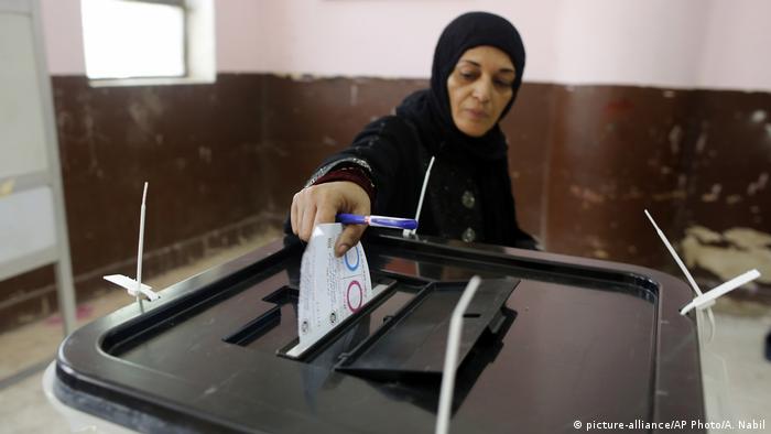 Ägypten hält Referendum über Verfassungsänderungsentwürfe ab (picture-alliance/AP Photo/A. Nabil)