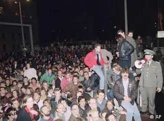 A crowd gathers at the Berlin Wall, November 10
