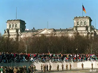 柏林墙成了东德人和西德人话同胞手足情的地方(摄于1989年11月10日)