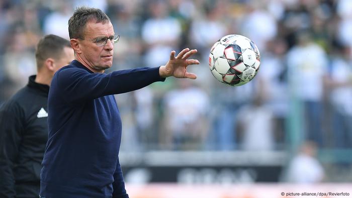 Ralf Rangnick ist am Spielfeldrand im Begriff einen Fußball zu fangen