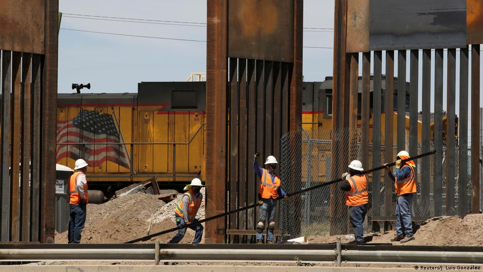 US workers are seen working on the border wall in El Paso, Texas, on April 9, 2019