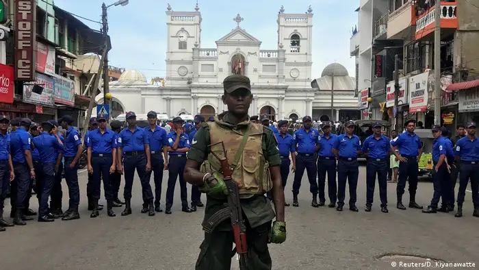 Sri Lanka Colombo Militär nach Explosion vor St. Anthony's Kirche (Reuters/D. Kiyanawatte)